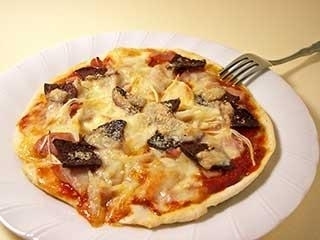 ベーコン・サラミ・ソーセージのピザ
