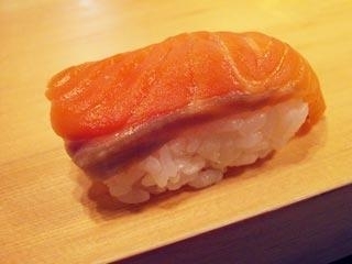 にぎり寿司（さけ）　A魚屋